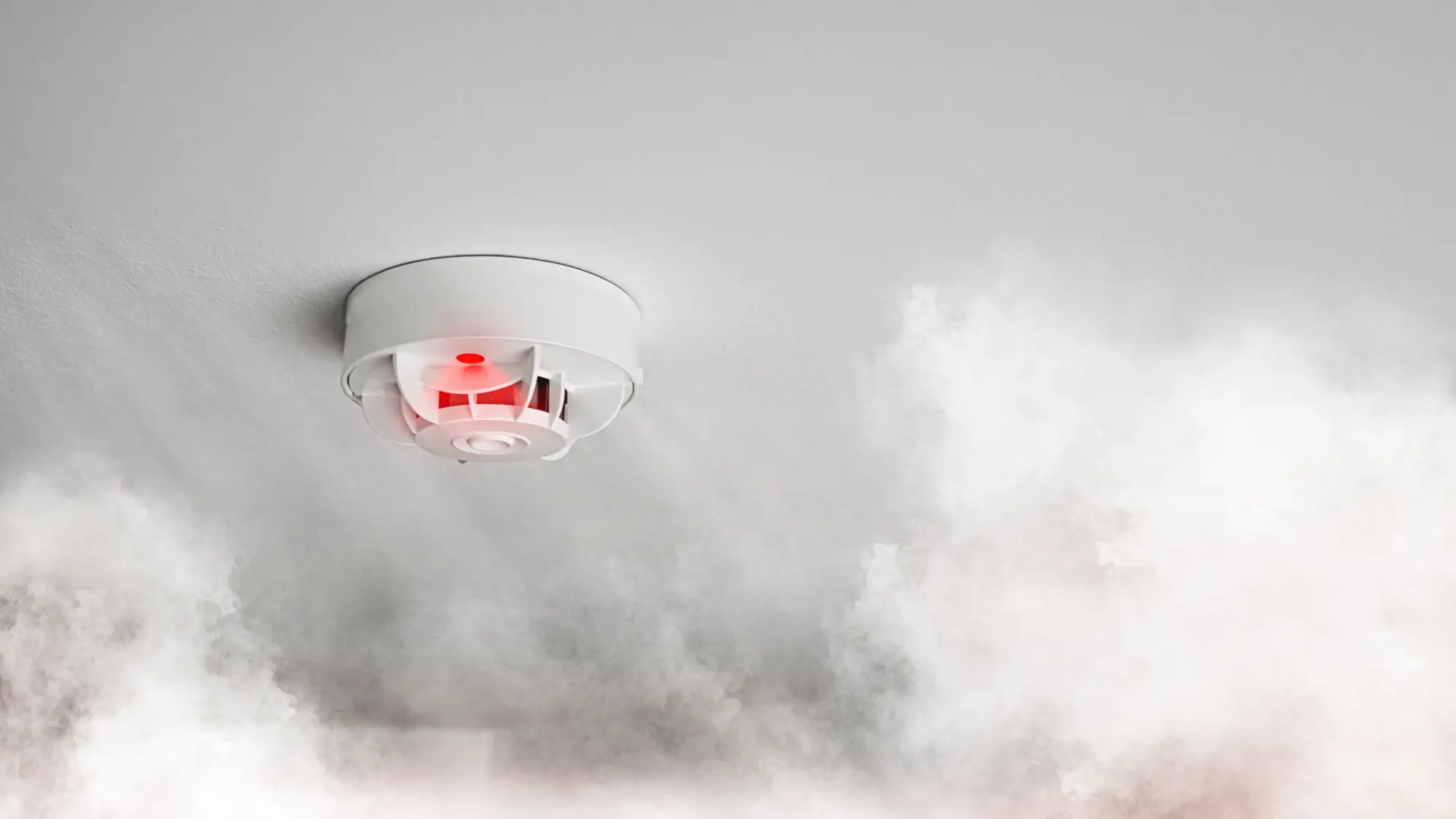 un detector de humo detectando peligro