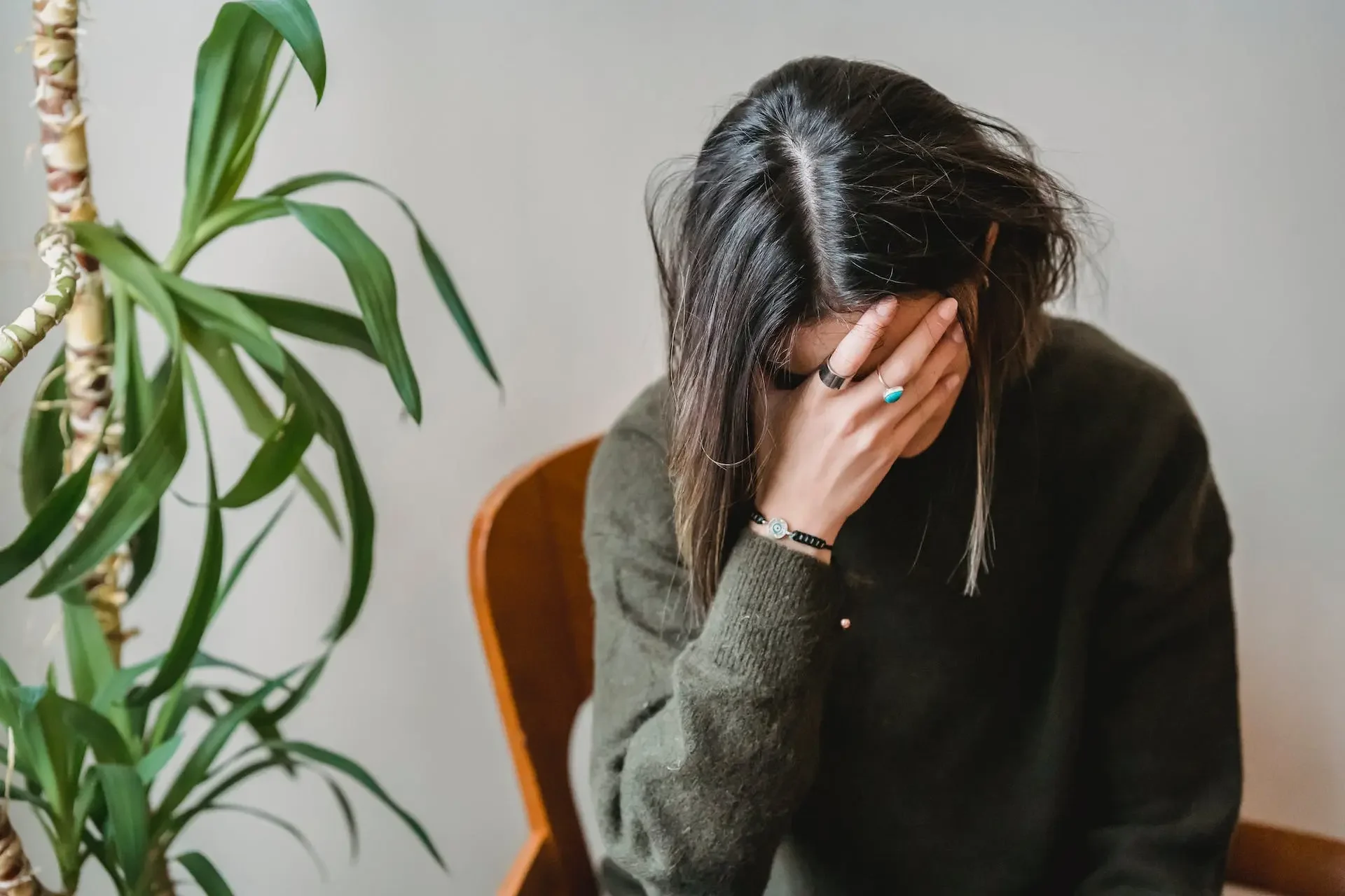 Imagen de una mujer que piensa algo como: ¿Cumple mi alarma con la ley?