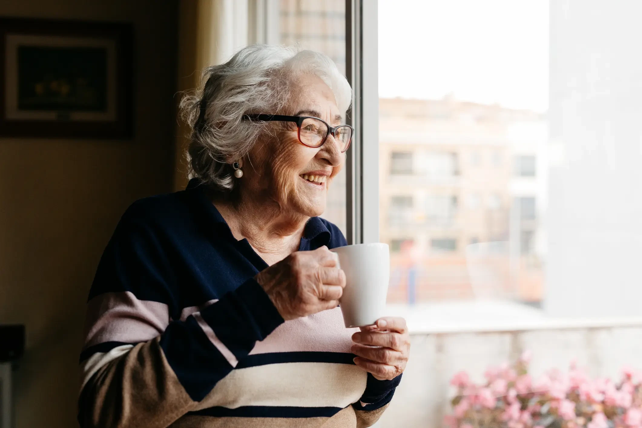 Mujer mayor bebiendo café tranquila en casa