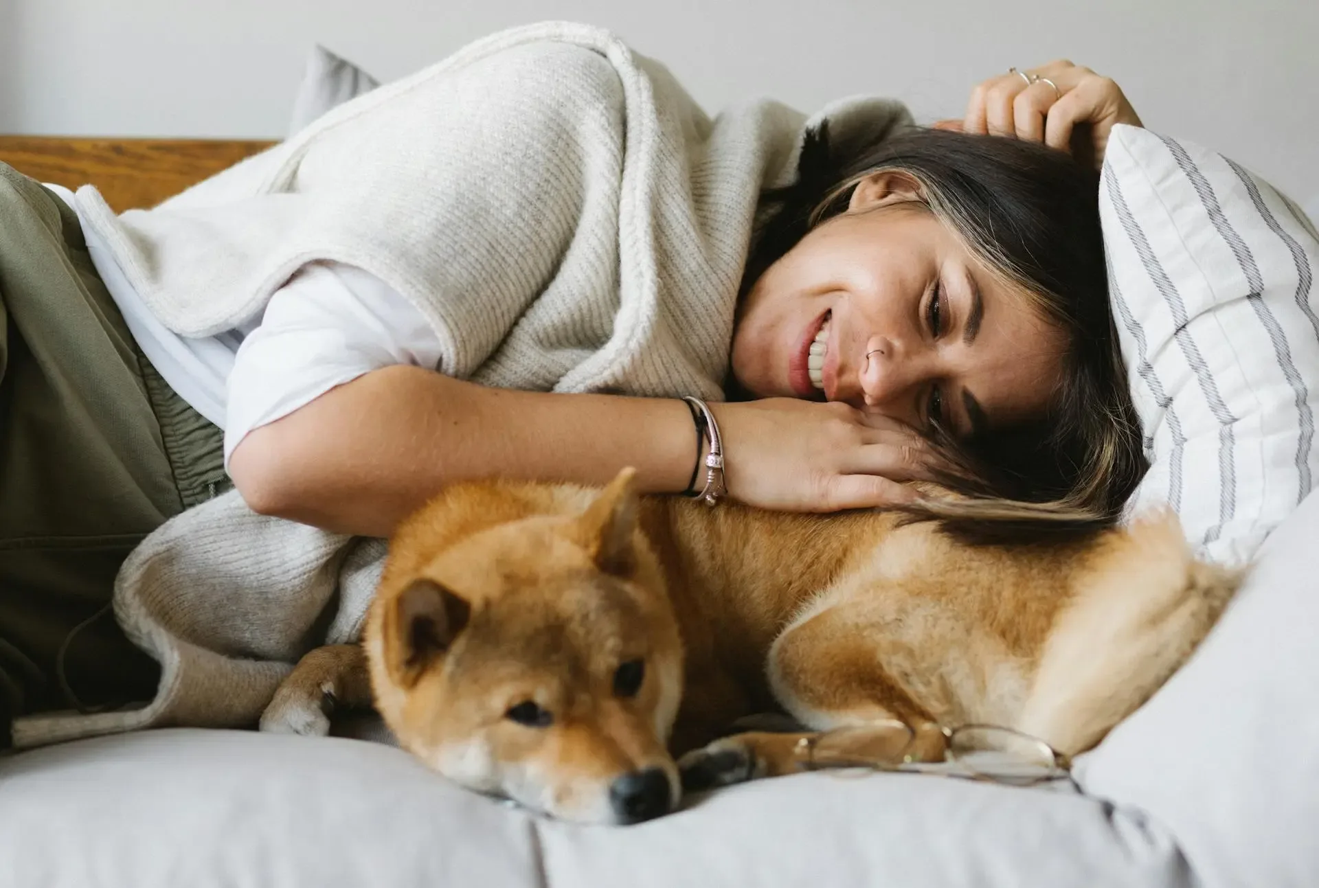 imagen de una mascota y su dueña acostadas