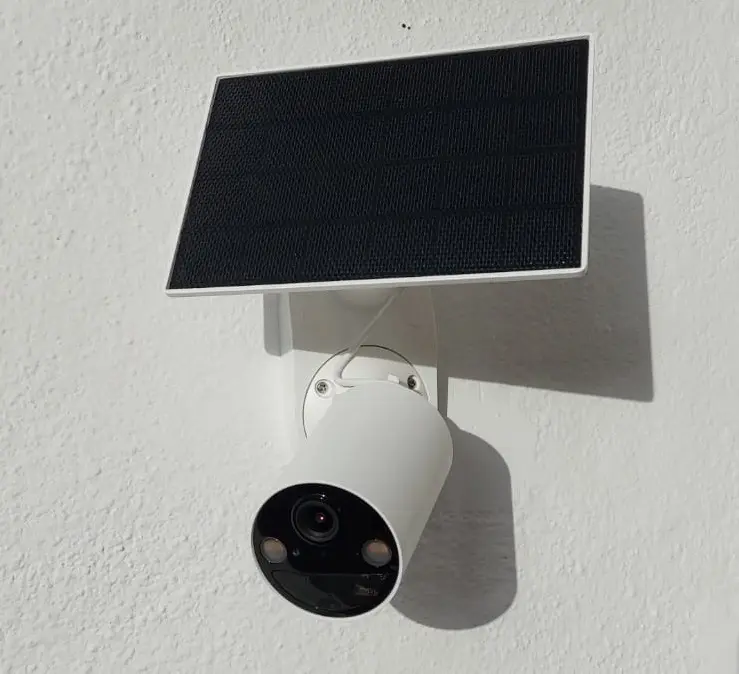 Cámara con placa solar de la marca Tapo